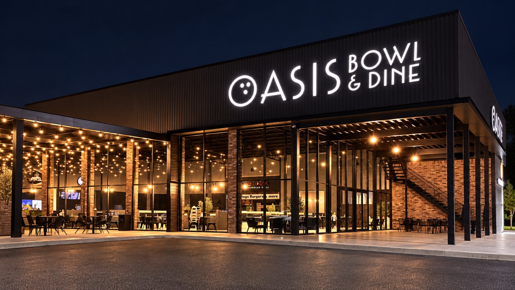 Fachada iluminada de Oasis Bowl & Dine al anochecer